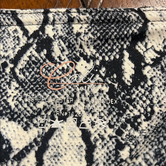 Calia by Carrie Black and White Snake Print Leggings Large w/ pockets NWOT - Picture 2 of 3